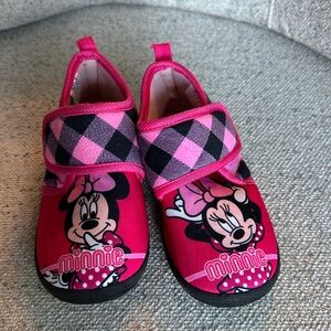 Disney Minnie Mouse closed toe slippers with rubber soles size 9/10